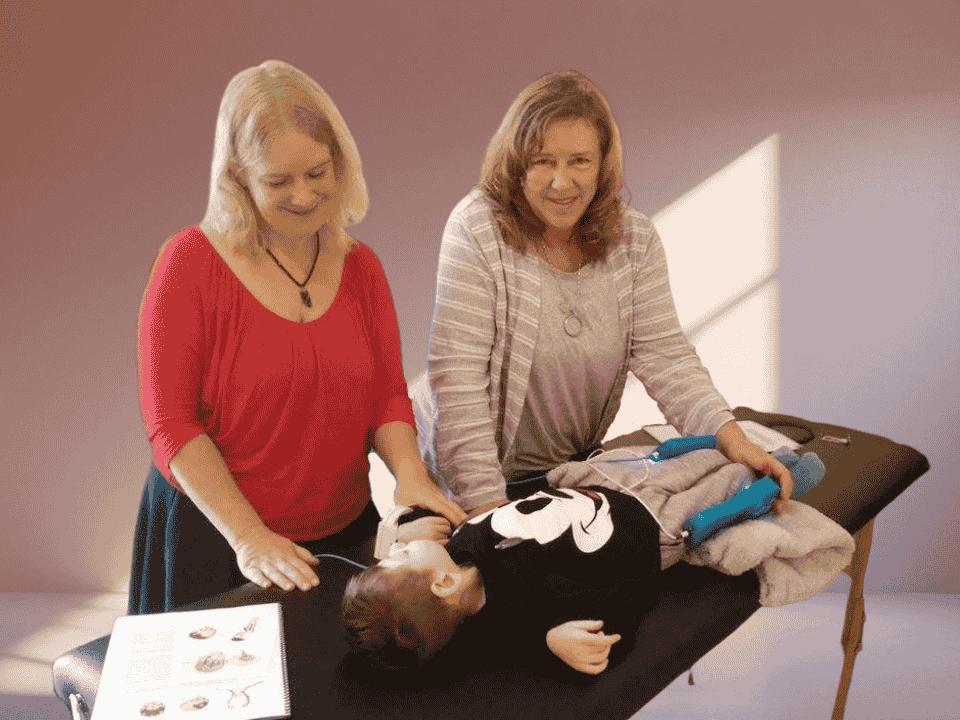 Dorina Jacob und Bonnie Brandes bei einer QRI-Behandlung in Polen